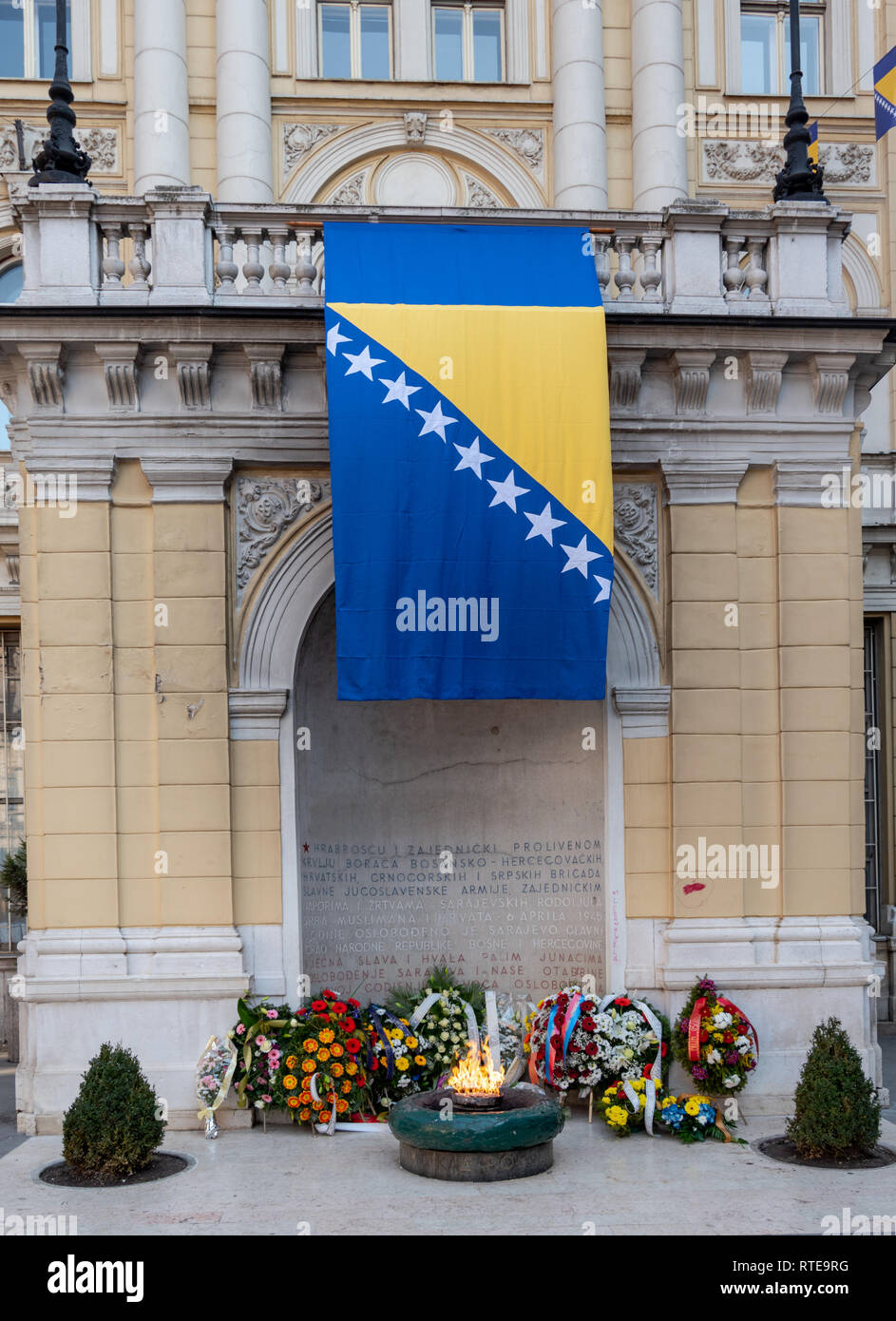 Sarajevo, Bosnia ed Erzegovina. 1 Marzo, 2019. . Bandiera bosniaca e ghirlande intorno a fiamma eterna per Giorno Di Indipendenza Credito: Vedad cerico/Alamy Live News Foto Stock