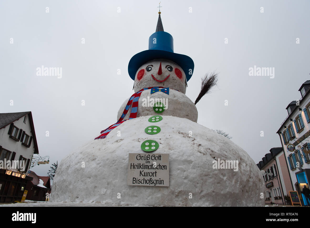 Bischofsgrün, Baviera, Germania. 1 Marzo, 2019. Il pupazzo di neve gigante da Bischofsgrün ha raggiunto un altezza di circa dieci metri di quest'anno. Con un cilindro, guance rosa e un naso appuntito, il mostro di nome Jakob è ora in trono al centro della citta'. Dieci volontari hanno eretto il pupazzo di neve il venerdì secondo la tradizione comprovata. Foto: Nicolas Armer/dpa Credito: dpa picture alliance/Alamy Live News Foto Stock