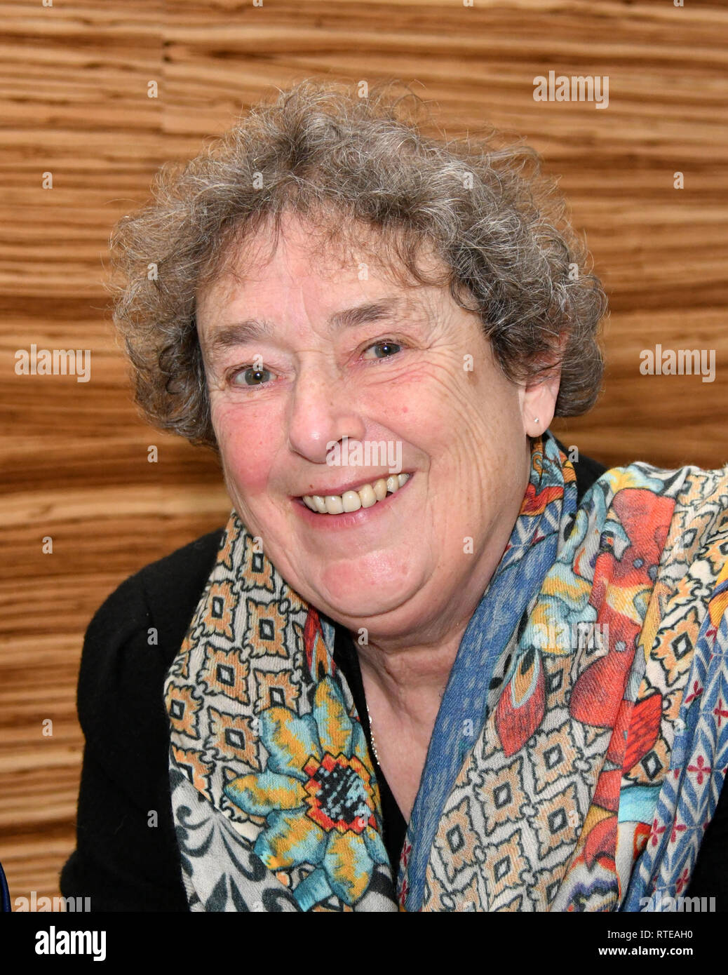 Londra, Regno Unito. 1 Marzo, 2019. Linda Bassett (infermiere Phyllis gru della BBC di 'chiamata la levatrice") al momento del lancio del nuovo Regno Unito home standardizzato la sacca di erogazione per ostetriche, in nome della carità di maternità Baby Lifeline, a Sub-Zero & Wolf Showroom. Baby Lifeline ha sviluppato il nuovo sacchetto, insieme con i suoi contenuti e processi, in congiunzione con un leader esperto gruppo clinico. Sei NHS Trust sarà anche provando la borsa e contenuto nei prossimi mesi. Credito: Nils Jorgensen/Alamy Live News Foto Stock