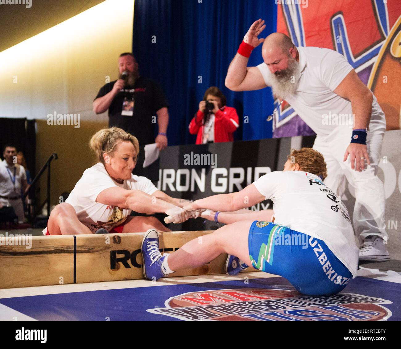 Columbus, Stati Uniti d'America. 01 Mar, 2019. 1 marzo 2019: Maria Caino degli USA (sinistra) compete nel wrestling MAS la concorrenza a Arnold Sports Festival in credito: Brent Clark/Alamy Live News Foto Stock