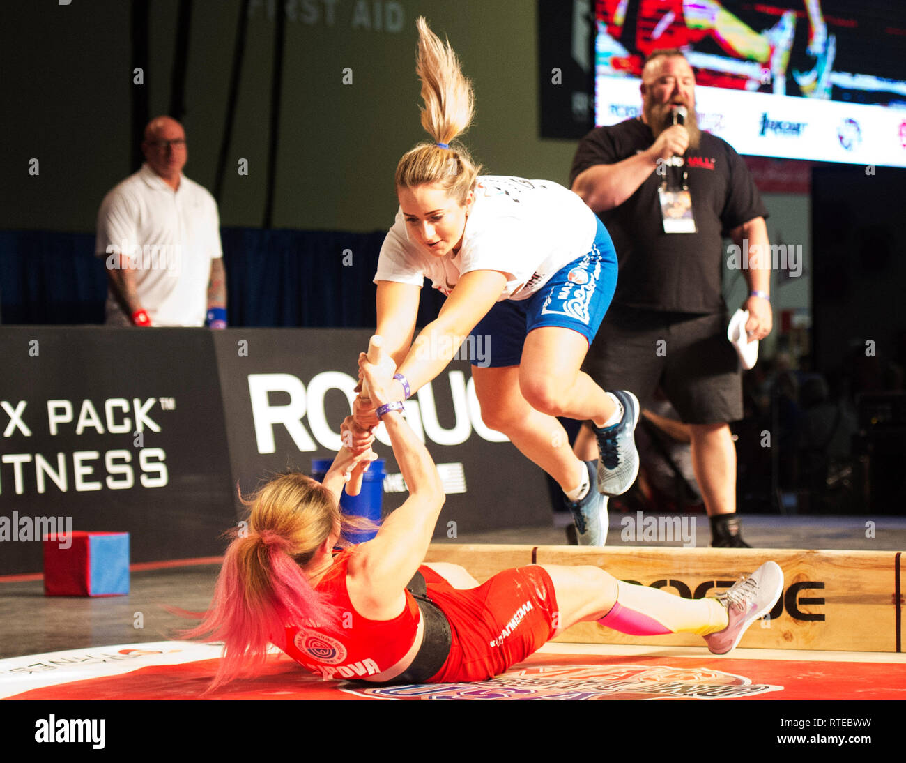 Columbus, Stati Uniti d'America. 01 Mar, 2019. 1 marzo 2019: Sardonna Osipova della Russia (sinistra) tira Fani Rebeka Varga di Ungheria (a destra) sopra il bordo in MAS Wrestling concorrenza a Arnold Sports Festival in credito: Brent Clark/Alamy Live News Foto Stock