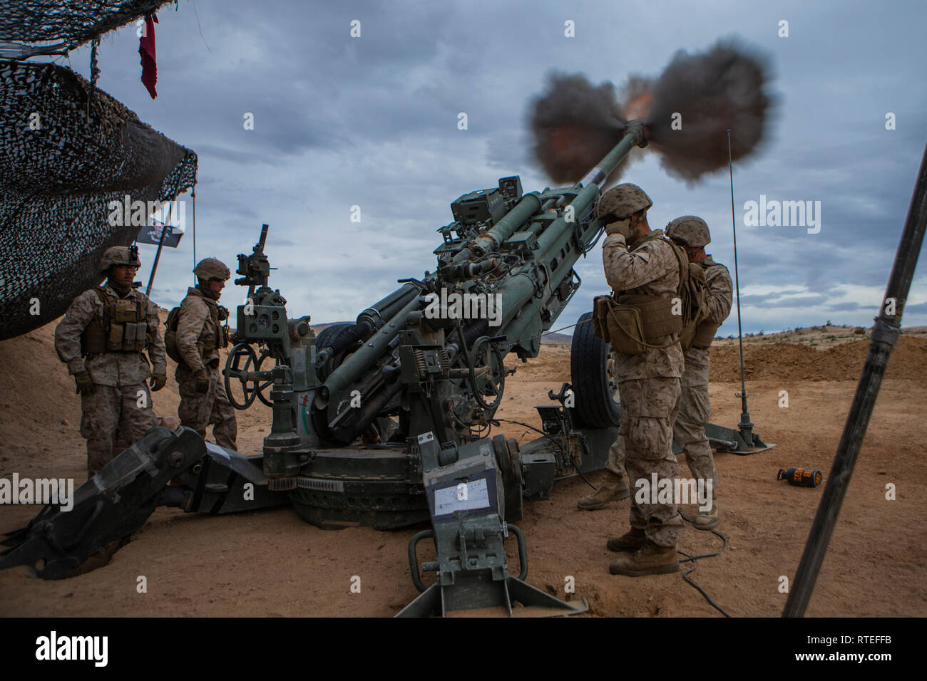Stati Uniti Marines con Fox batteria, 2° Battaglione, xi reggimento Marine, Marine Air-Ground Task Force-6 (MAGTF-6) fire un M777A2 Obice mentre si conduce il Regimental Assault Course (RAC) durante la formazione integrata Esercizio (ITX) 2-19 a bordo Marine Corps Air-Ground Centro di combattimento ventinove Palms, California, 13 febbraio, 2019. ITX crea un impegnativo, addestramento realistico ambiente che produce la lotta contro-pronto di forze in grado di operare come un sistema integrato di MAGTF. (U.S. Marine Corps photo by Lance Cpl. Nathaniel Q. Hamilton) Foto Stock