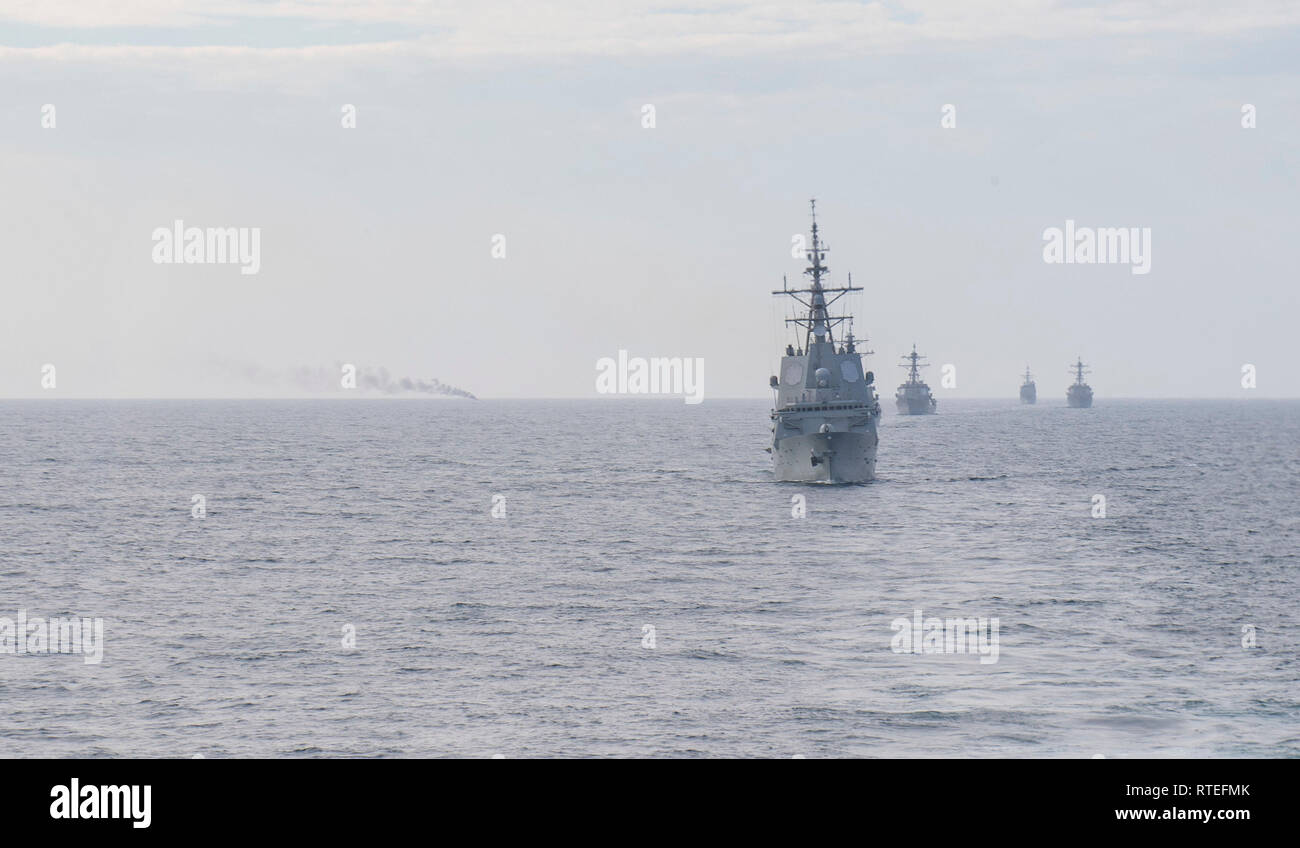 190222-N-XN169-1063 OCEANO ATLANTICO (feb. 22, 2019) DEGLI STATI UNITI Mezzi navali attaccato al Carrier Strike gruppo (CSG) 12 partecipano in un live-fire esercizio 22 febbraio. I componenti del CSG 12 incarnano un team di squadre concetto, che unisce la superficie avanzata, aria e sistemi attivi per creare e sostenere la capacità operativa. Questo consente loro di preparare e condurre operazioni globali, sono efficaci e durevoli di comando e di controllo, e di dimostrare dedizione e impegno per diventare il più forte forza di combattimento per la marina militare e per la nazione. (U.S. Foto di Marina di Massa lo specialista di comunicazione di terza classe Foto Stock