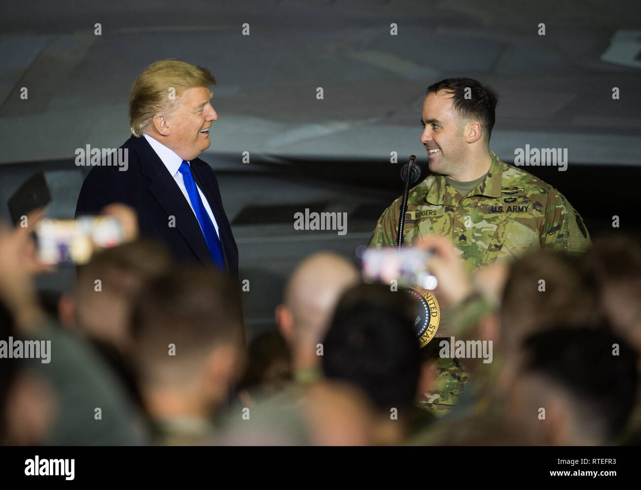 Presidente Donald Trump riconosce U.S. Army Sgt. Sean Rogers, U.S. Esercito Stella di Bronzo al destinatario per le sue azioni eroiche durante una distribuzione a base comune Elmendorf-Richardson, Alaska, 28 febbraio, 2019. Il presidente è stato alla base di incontrarsi con i membri del servizio dopo il ritorno da un vertice di Hanoi, Vietnam. (U.S. Air Force photo by Staff Sgt. Curt Spiaggia) Foto Stock