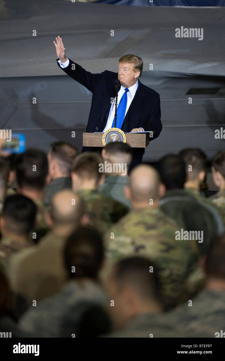 Presidente Donald Trump parla ai membri di servizio a base comune Elmendorf-Richardson, Alaska, 28 febbraio, 2019. Il Presidente è stato alla base di incontrarsi con i membri del servizio dopo il ritorno da un vertice di Hanoi, Vietnam. (U.S. Air Force photo by Staff Sgt. Westin Warburton) Foto Stock