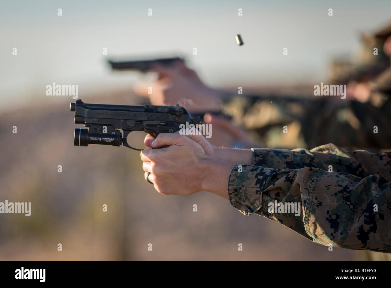 Stati Uniti Marines con il prevosto Maresciallo dell'Ufficio (PMO), sede e Sede Squadron (H&SA), Marine Corps Air Station (ICM) Yuma, impegnarsi obiettivi durante una applicazione della legge (LE) gamma SULLA QUALIFICAZIONE DEGLI ICM Yuma Ariz., 28 febbraio, 2019. Il LE qualificazione è specifico per la polizia militare personale, inclusi diversi metodi di ripresa sia con la Beretta M9 pistola e Benelli 12 gauage fucile. (U.S. Marine Corps foto di Sgt. Allison Lotz) Foto Stock