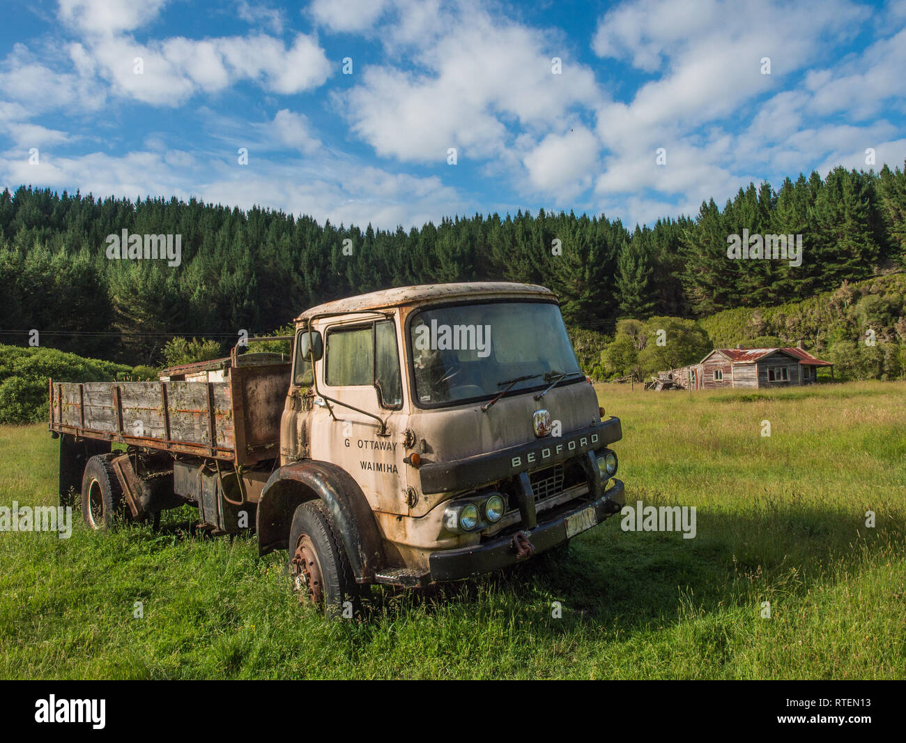 Abbandonati camion Bedford e casa abbandonata, Endeans Mill, Waimiha, Ongarue, re paese, Nuova Zelanda Foto Stock