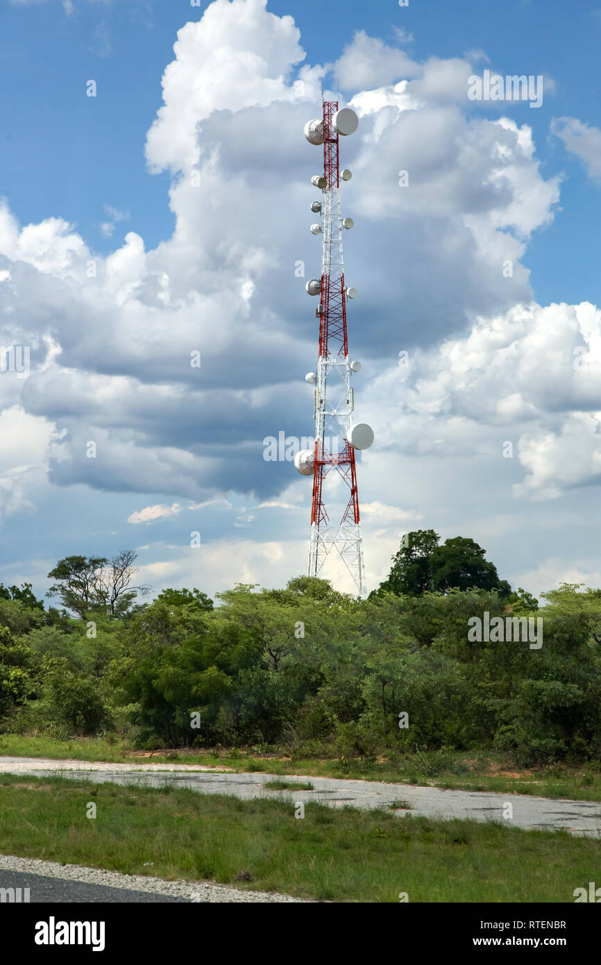 Segnale cellulare torri di relè al fianco di strada in Botswana. Foto Stock