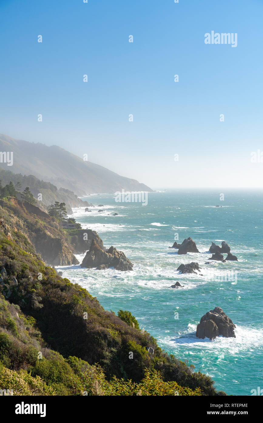 L'immagine verticale del Big Sur Costa in California. Guardando verso sud su di una giornata invernale con onde che si infrangono nel mare pile lungo le scogliere ripide. Foto Stock