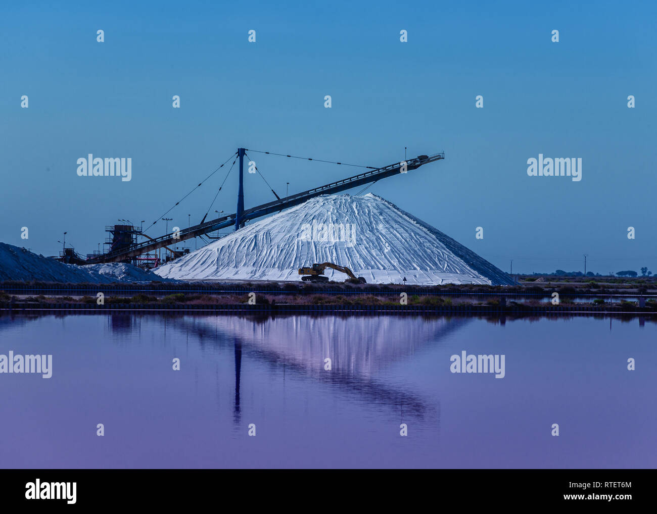 Salterns padelle in Camargue vicino a sud di Arles Foto Stock