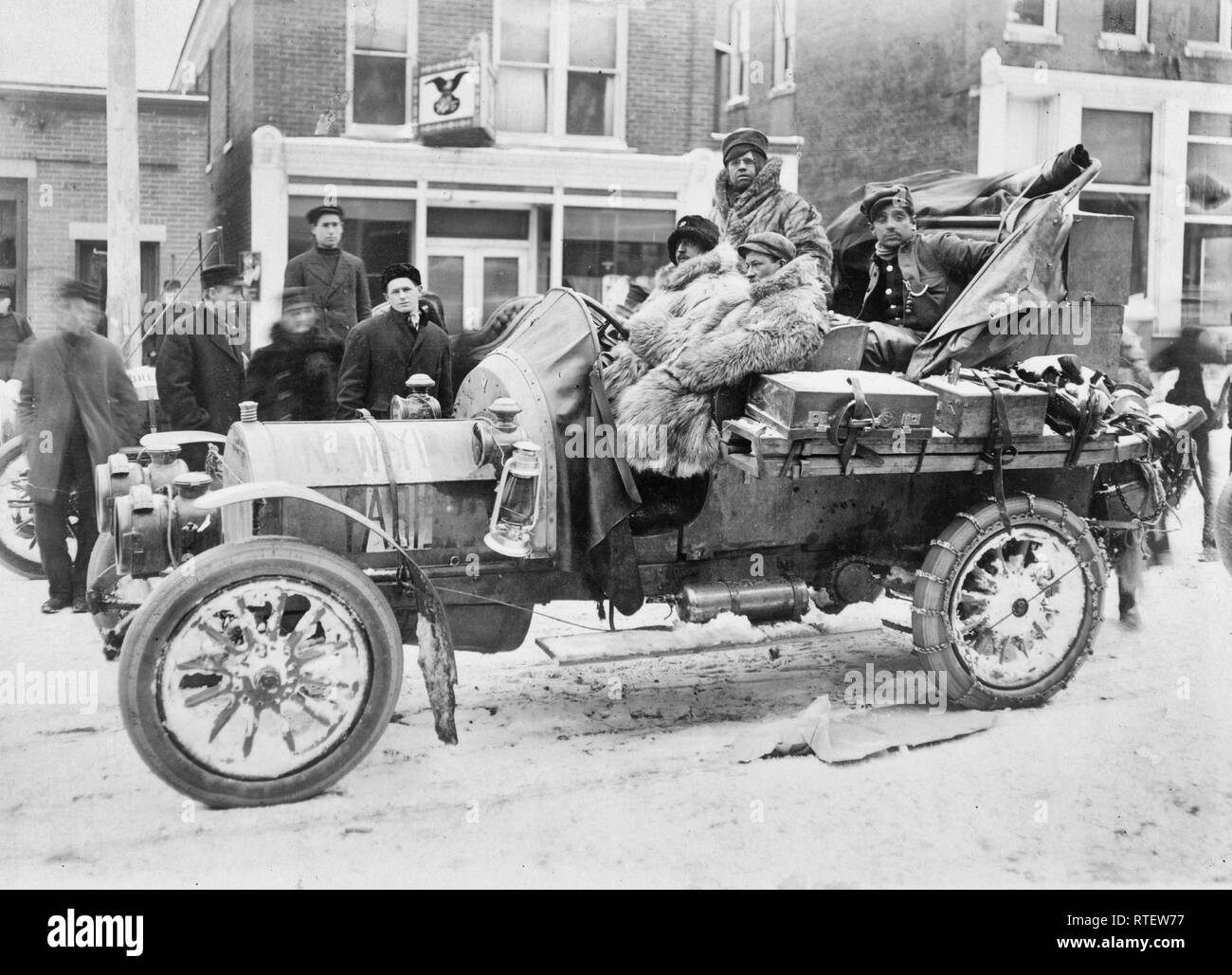 Quattro uomini in automobile, su neve street, sul New York a San Francisco gamba del 1908 New York a Parigi gara automobilistica Foto Stock