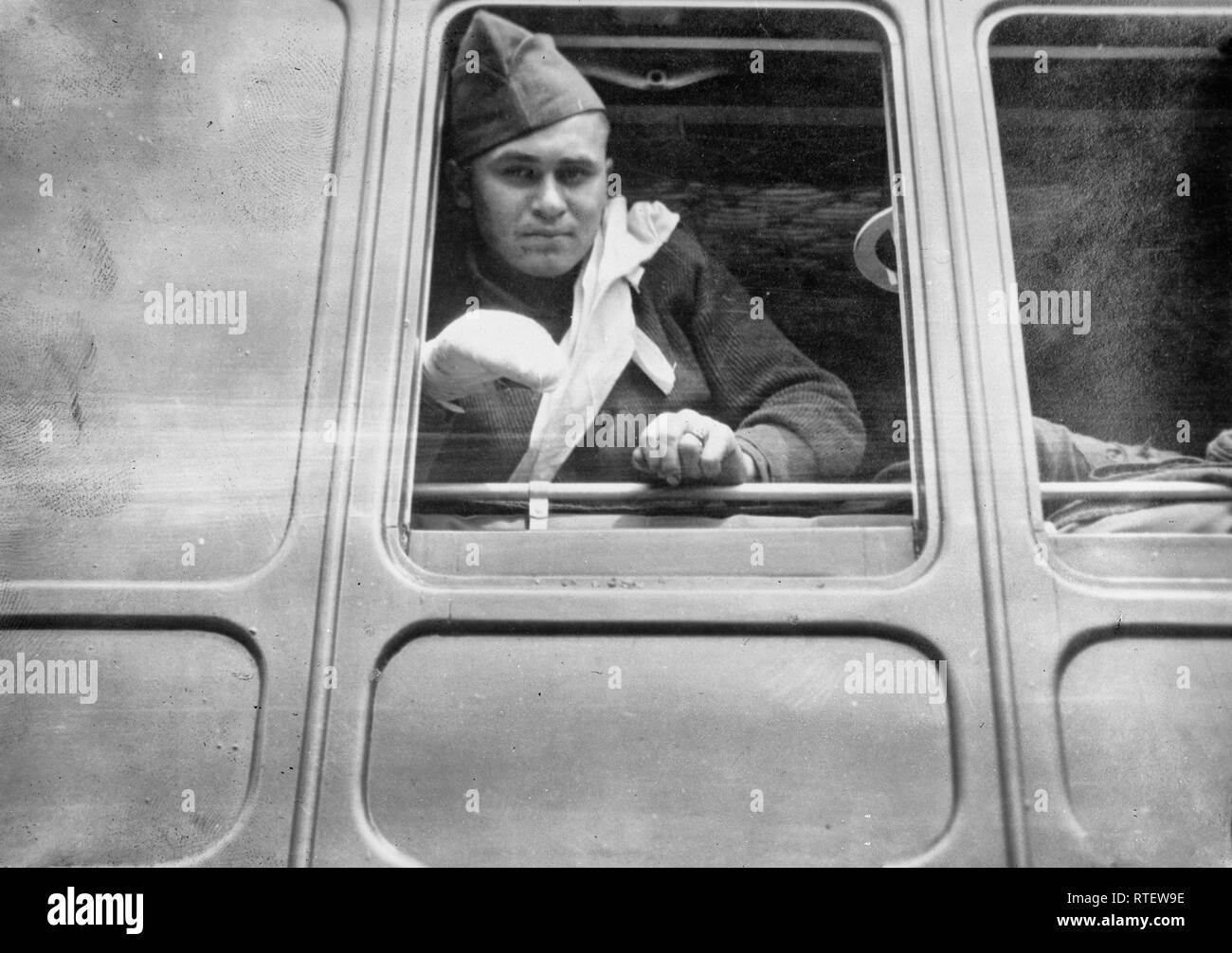 Ferito soldato americano in treno arrivando alla stazione ferroviaria Gare de la Chapelle, Paris, dove una croce rossa americana ambulanza lo porterà in ospedale. Parigi Foto Stock