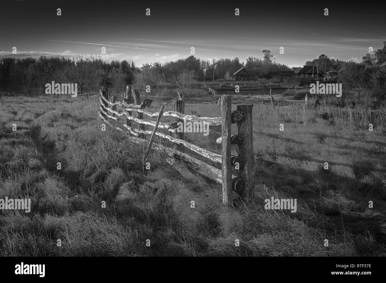 Vista della campagna russa con recinto rotto Foto Stock