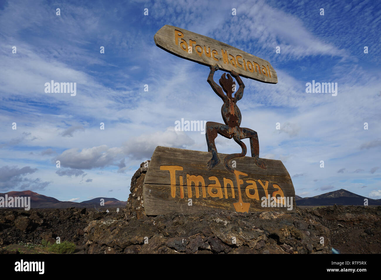 Hinweisschild, gestaltet von Cesar Manrique, Nationalpark Timanfaya, Vulkankegel Lavafeld im, Lanzarote, Kanarische isole Foto Stock