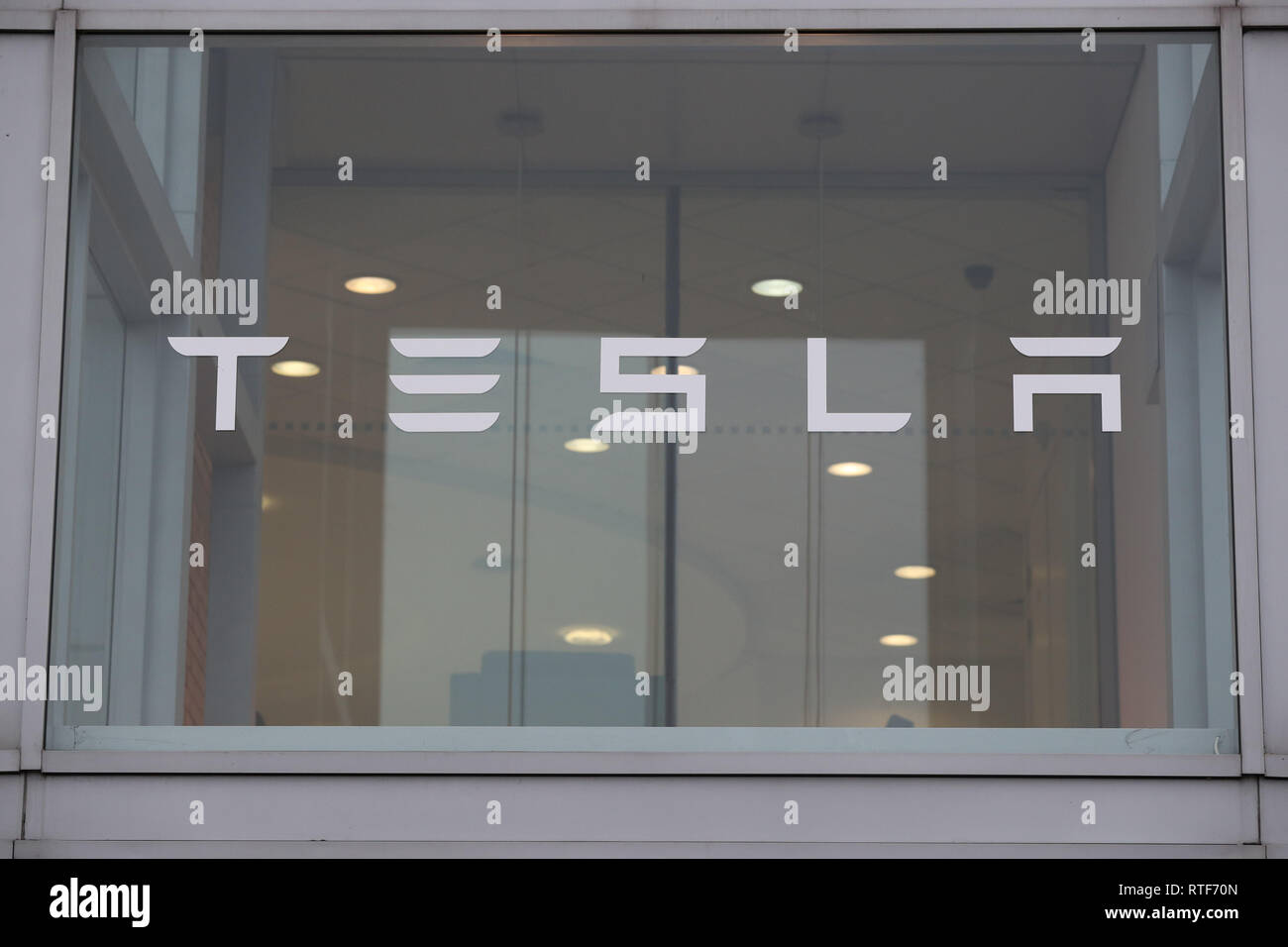 La Tesla store a Chiswick, West London, come il costruttore ha annunciato che intende chiudere i negozi di tutto il mondo e shift per le vendite online per la sua auto elettrica. Foto Stock
