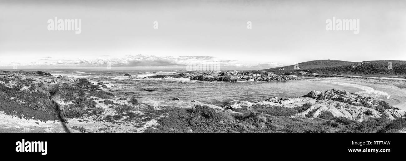 Una vista panoramica di Tietiesbaai a Cape Columbine vicino a Paternoster. Monocromatico Foto Stock