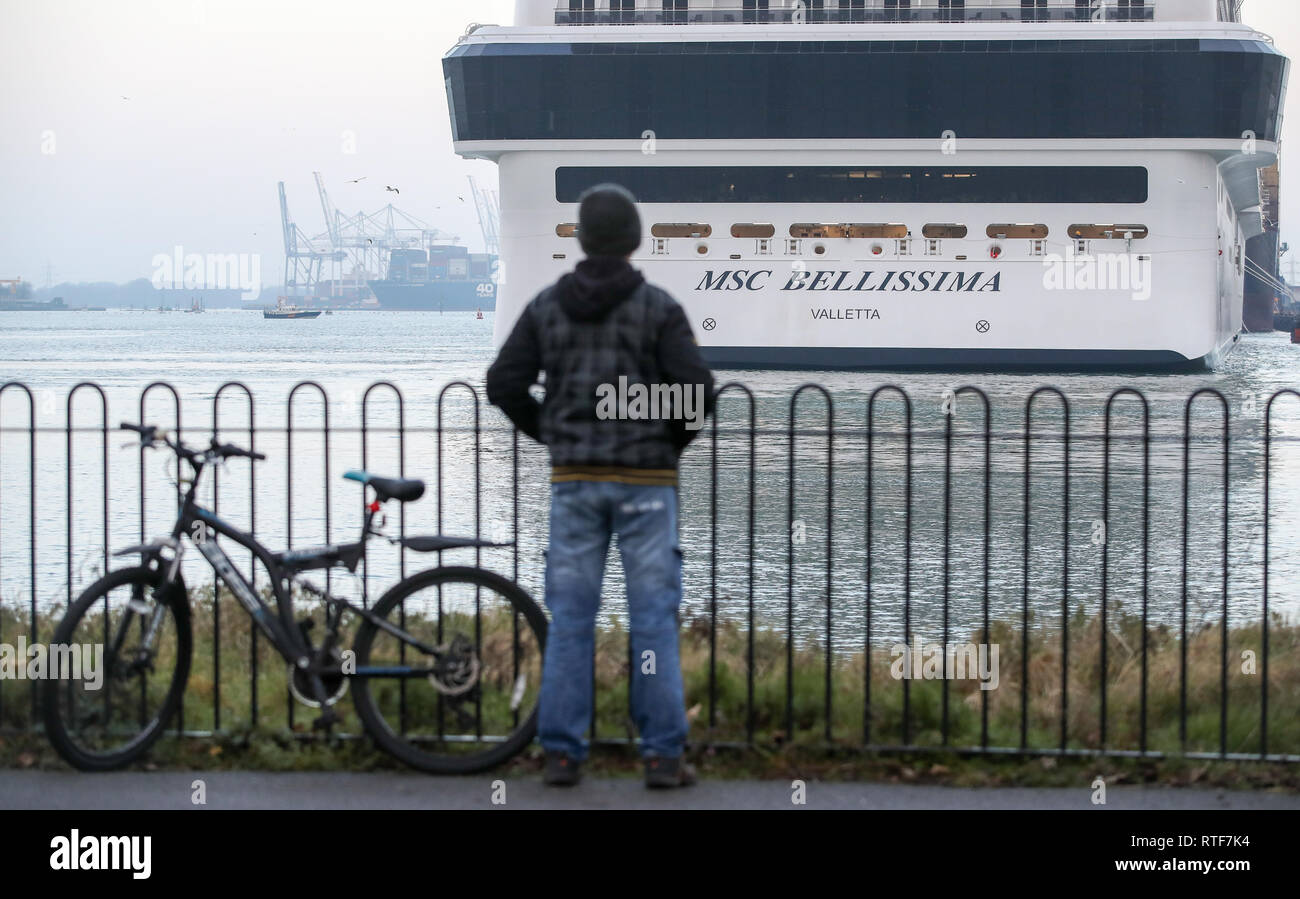 Un membro del pubblico guarda come MSC Crociere' più recente nave da crociera MSC, Bellissima, arriva in banchina 101 al City Cruise Terminal di Southampton per la sua cerimonia di denominazione di sabato. Foto Stock