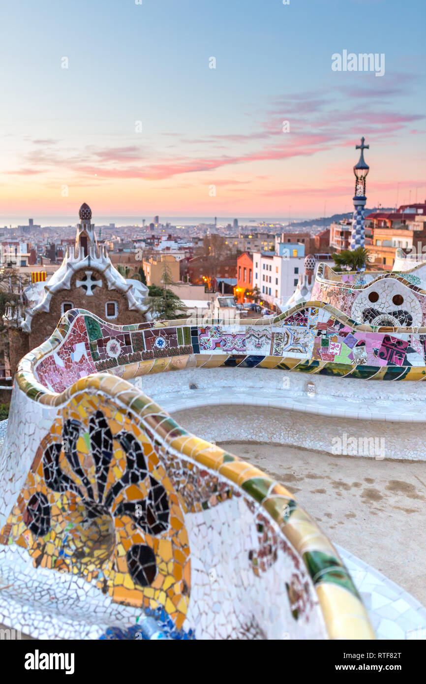 Sunrise vista del Parco Guell progettato da Antoni Gaudi, Barcelona, Spagna. Foto Stock