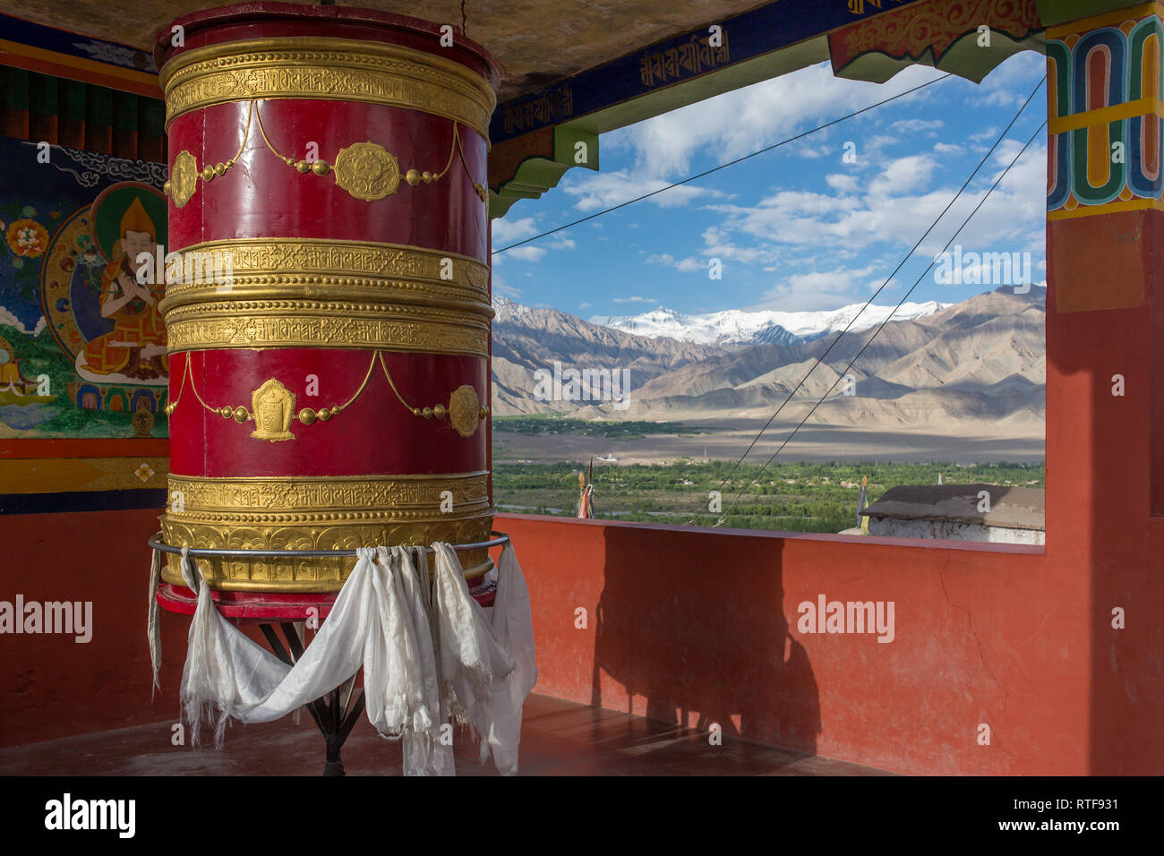 Grande ruota di preghiera in Thiksey Gompa monastero in Ladakh, India. Foto Stock