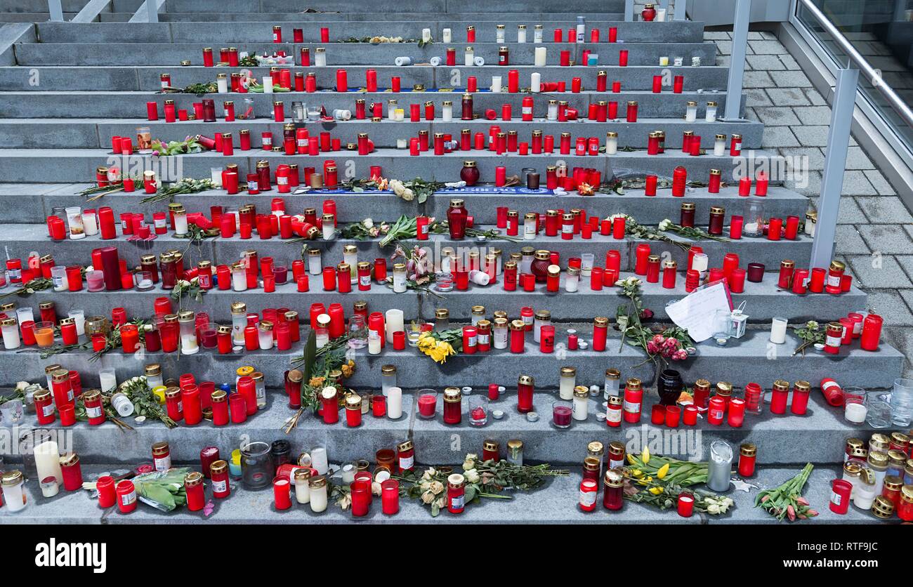 In lutto per candele e fiori su una scala, Baviera, Germania Foto Stock