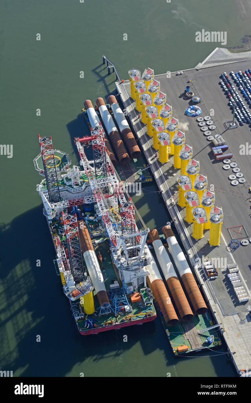 Nave speciale Seajacks Scilla, del parco eolico offshore più grande nave di installazione nel mondo, Cuxhaven, Bassa Sassonia, Germania Foto Stock