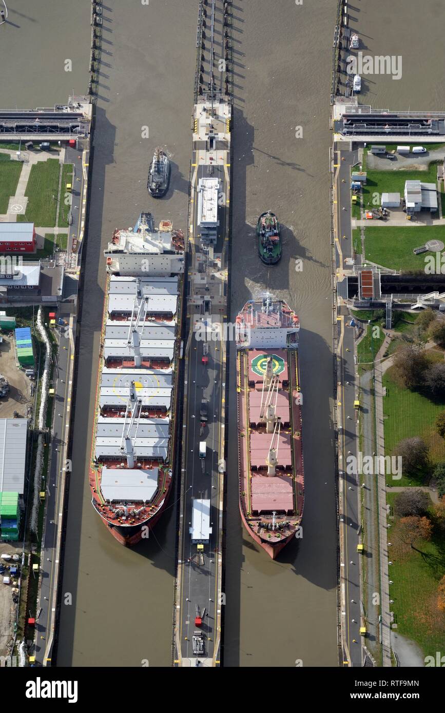 Le navi da carico al bloccaggio di Brunsbüttel, Canale di Kiel, Brunsbüttel serratura, Schleswig-Holstein, Germania Foto Stock