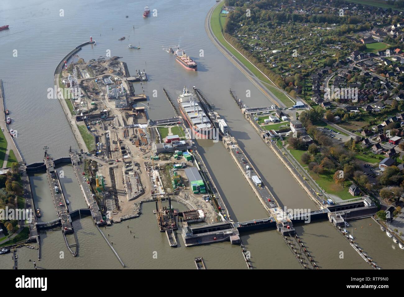 Le navi da carico al bloccaggio di Brunsbüttel, Canale di Kiel, Brunsbüttel serratura, Schleswig-Holstein, Germania Foto Stock