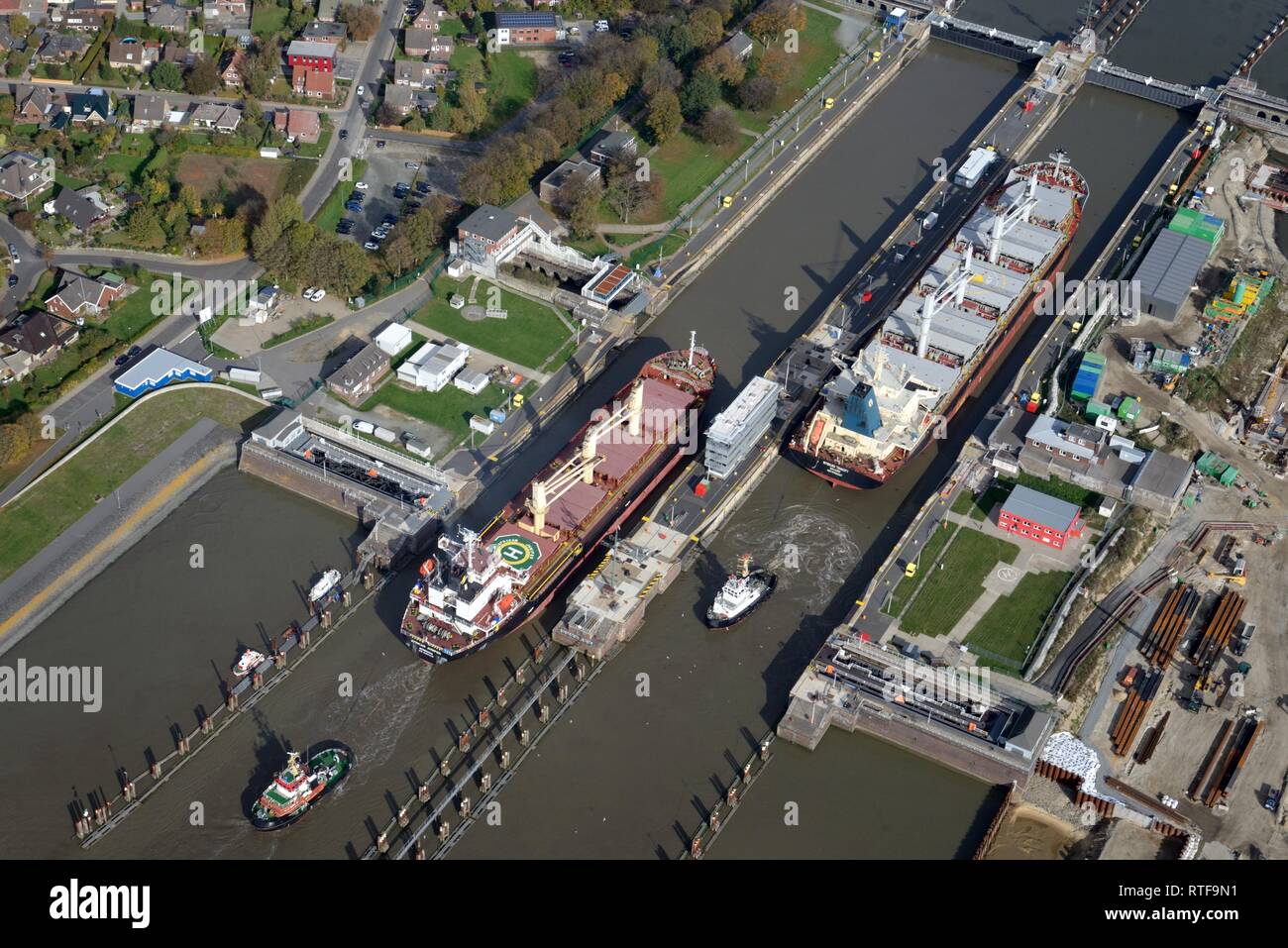 Le navi da carico al bloccaggio di Brunsbüttel, Canale di Kiel, Brunsbüttel serratura, Schleswig-Holstein, Germania Foto Stock