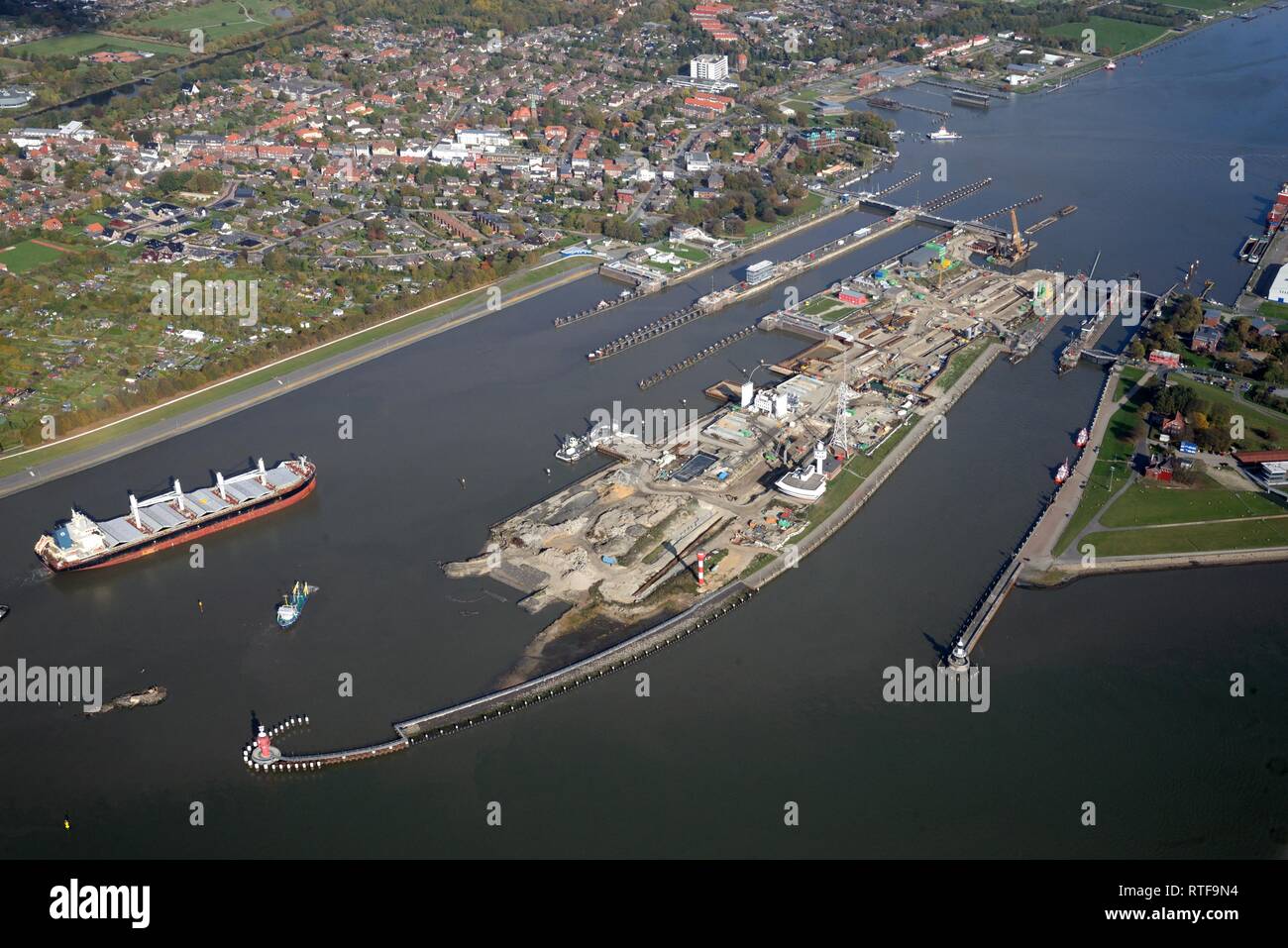 Le navi da carico al bloccaggio di Brunsbüttel, Canale di Kiel, Brunsbüttel serratura, Schleswig-Holstein, Germania Foto Stock