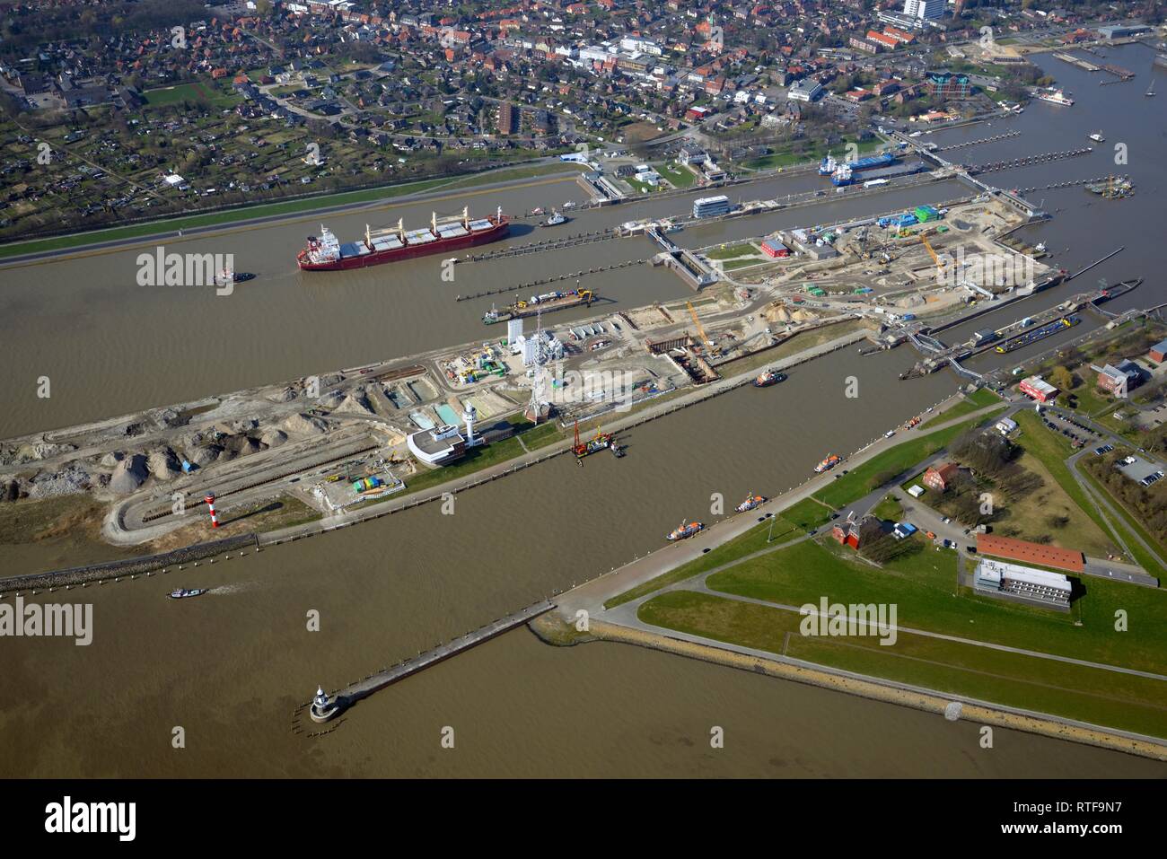 Le navi da carico al bloccaggio di Brunsbüttel, Canale di Kiel, Brunsbüttel serratura, Schleswig-Holstein, Germania Foto Stock