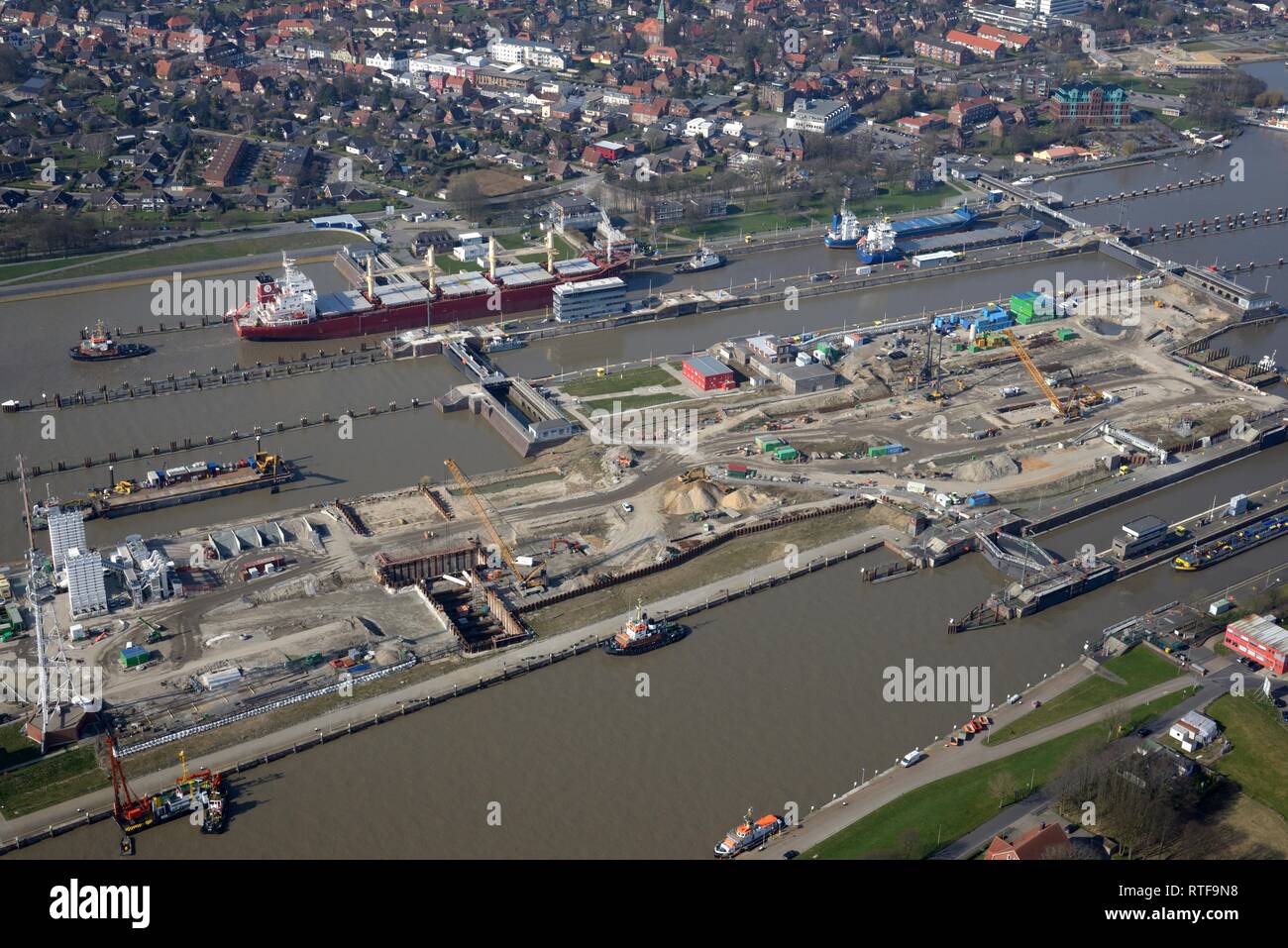 Le navi da carico al bloccaggio di Brunsbüttel, Canale di Kiel, Brunsbüttel serratura, Schleswig-Holstein, Germania Foto Stock