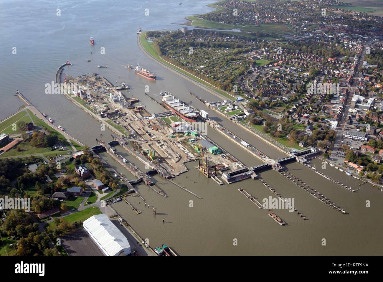 Le navi da carico al bloccaggio di Brunsbüttel, Canale di Kiel, Brunsbüttel serratura, Schleswig-Holstein, Germania Foto Stock