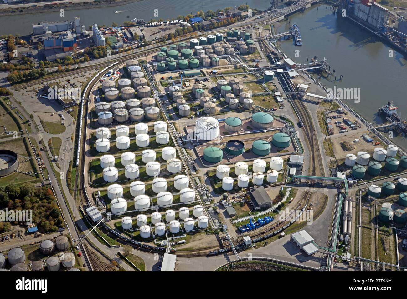 Vista aerea, serbatoio farm Vopak, stoccaggio di olio minerale, di gas e di prodotti chimici, il porto di Amburgo, Amburgo, Germania Foto Stock