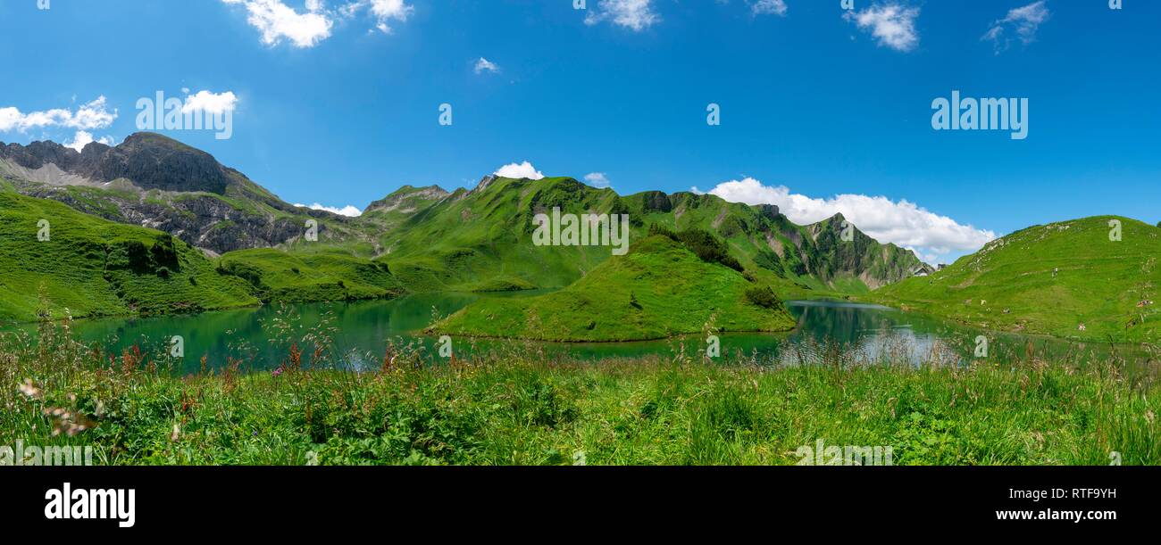 Lago Schrecksee con montagne Allgäu, panorama, Algovia Alpi, Algovia, Baviera, Germania Foto Stock