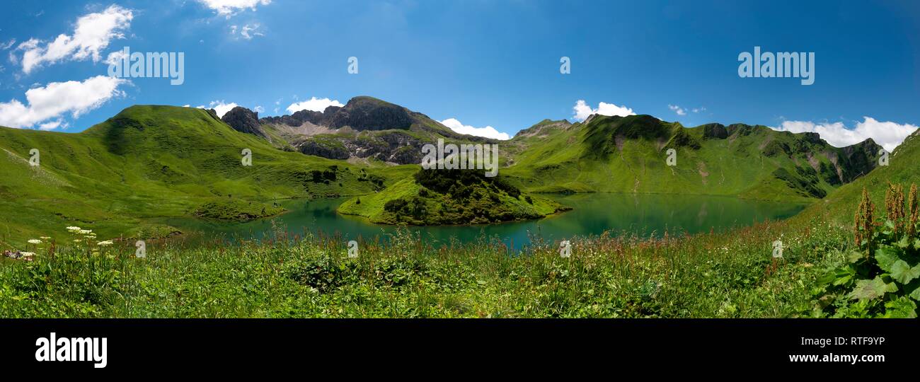 Lago Schrecksee con montagne Allgäu, panorama, Algovia Alpi, Algovia, Baviera, Germania Foto Stock