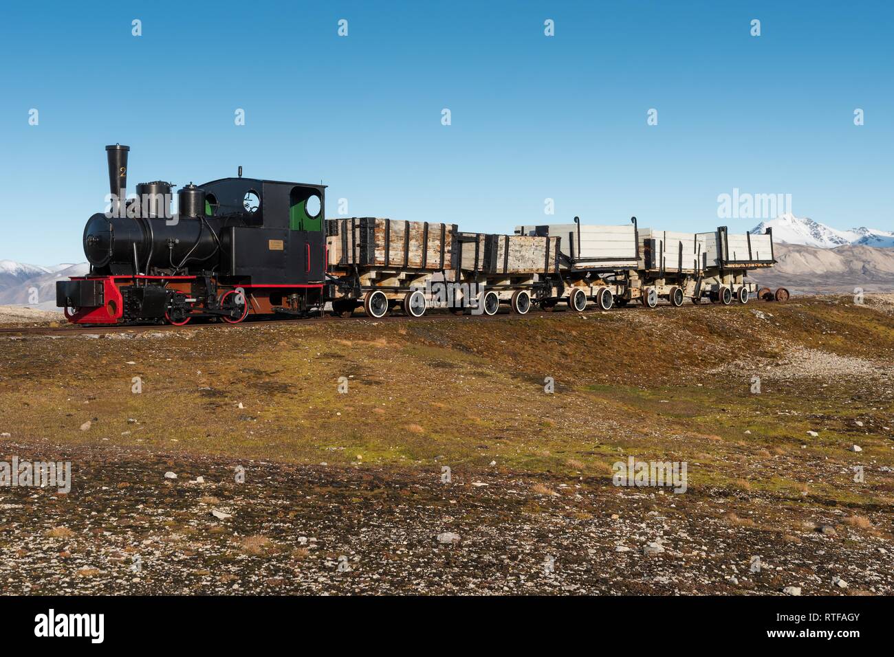 Miniera storico treno nella parte anteriore del Kongsfjorden, Ny-Alesund, Spitsbergen, isole Svalbard Isole Svalbard e Jan Mayen, Norvegia Foto Stock