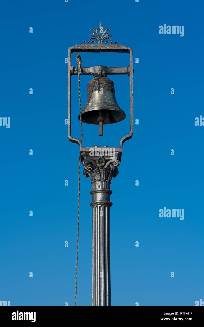 Vecchia campana presso il porto, Langenargen, Lago di Costanza, Baden-Württemberg, Germania Foto Stock