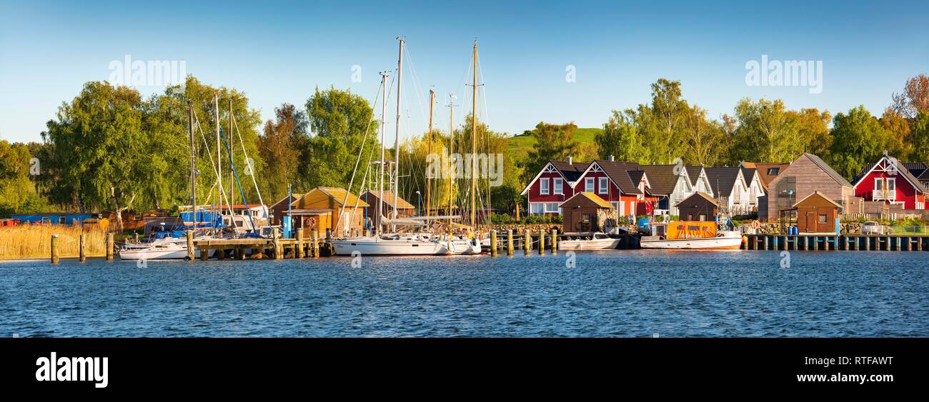 Molo con barche a vela e case vacanza nel porto di Gager, Mönchgut peninsula, isola di Rügen, Mar Baltico Foto Stock