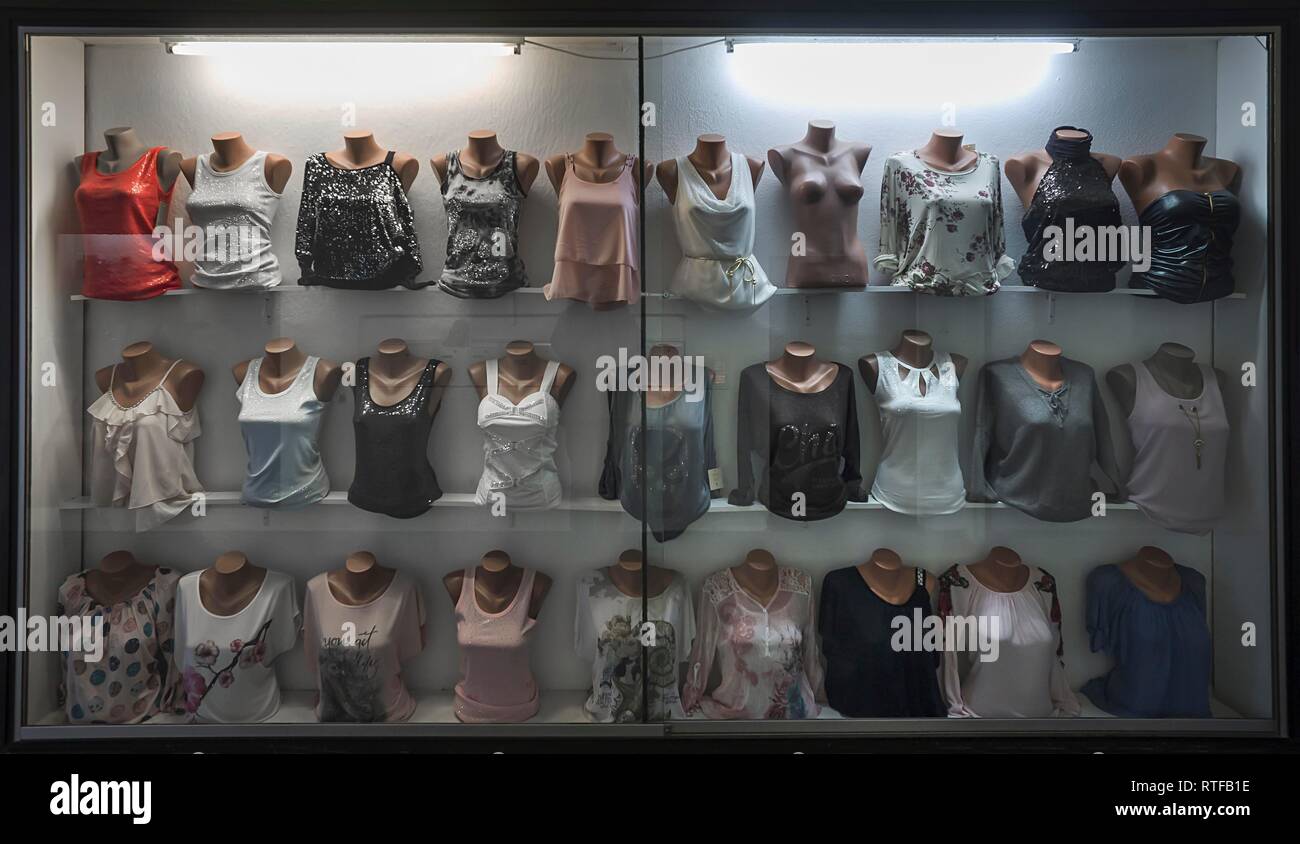 Finestra del negozio con i busti dei quartieri alla moda di T-shirt, negozio di abbigliamento, Baviera, Germania Foto Stock