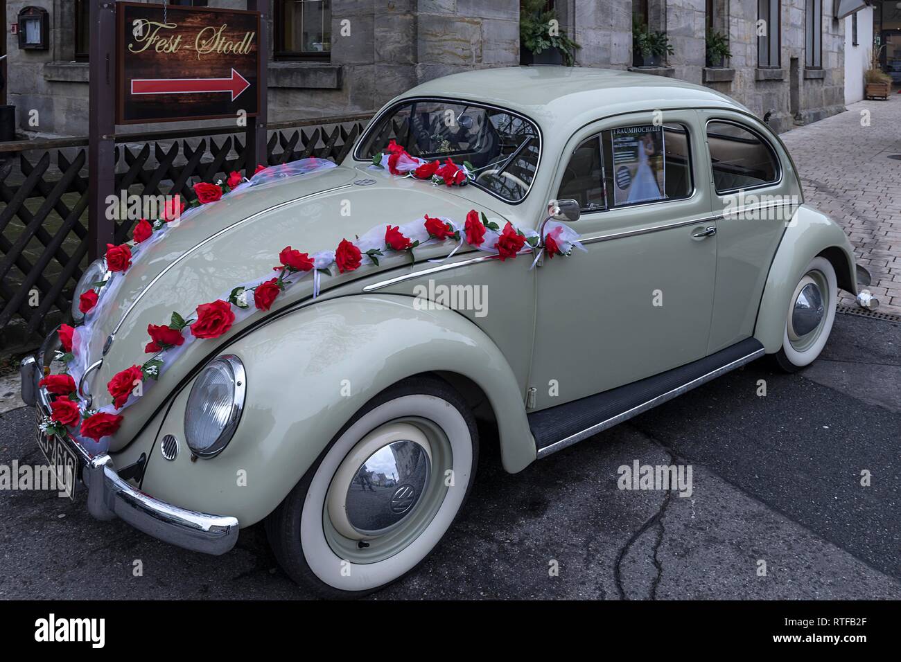 Oldtimer, VW Beetle dal 1955 come auto nozze decorata con rose, Baviera, Germania Foto Stock