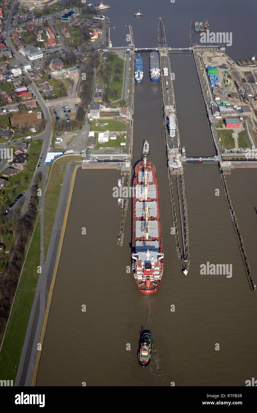 Le navi da carico al bloccaggio di Brunsbüttel, Canale di Kiel, Brunsbüttel serratura, Schleswig-Holstein, Germania Foto Stock