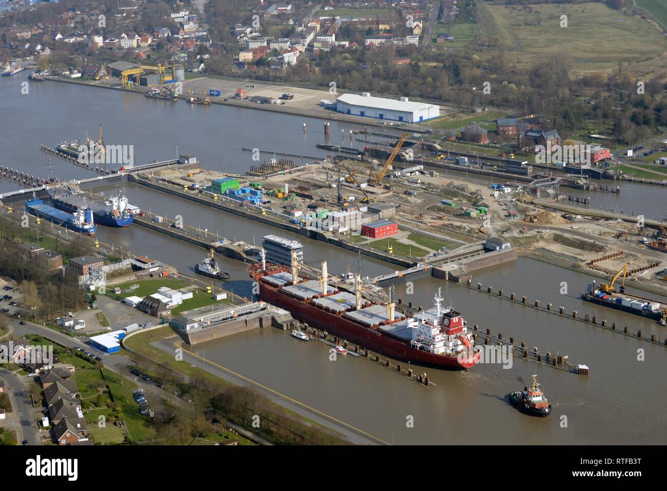 Le navi da carico al bloccaggio di Brunsbüttel, Canale di Kiel, Brunsbüttel serratura, Schleswig-Holstein, Germania Foto Stock