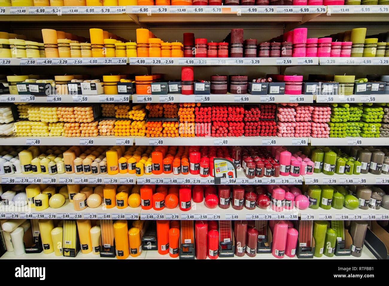 Ripiani con candele colorate in supermercati, Monaco di Baviera, Baviera, Baviera, Germania Foto Stock