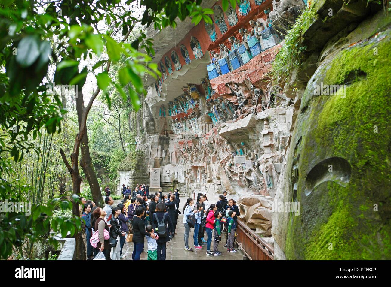 Visitatori voe le sculture di roccia, grotte di Dazu, Provincia di Chongqing Cina Foto Stock