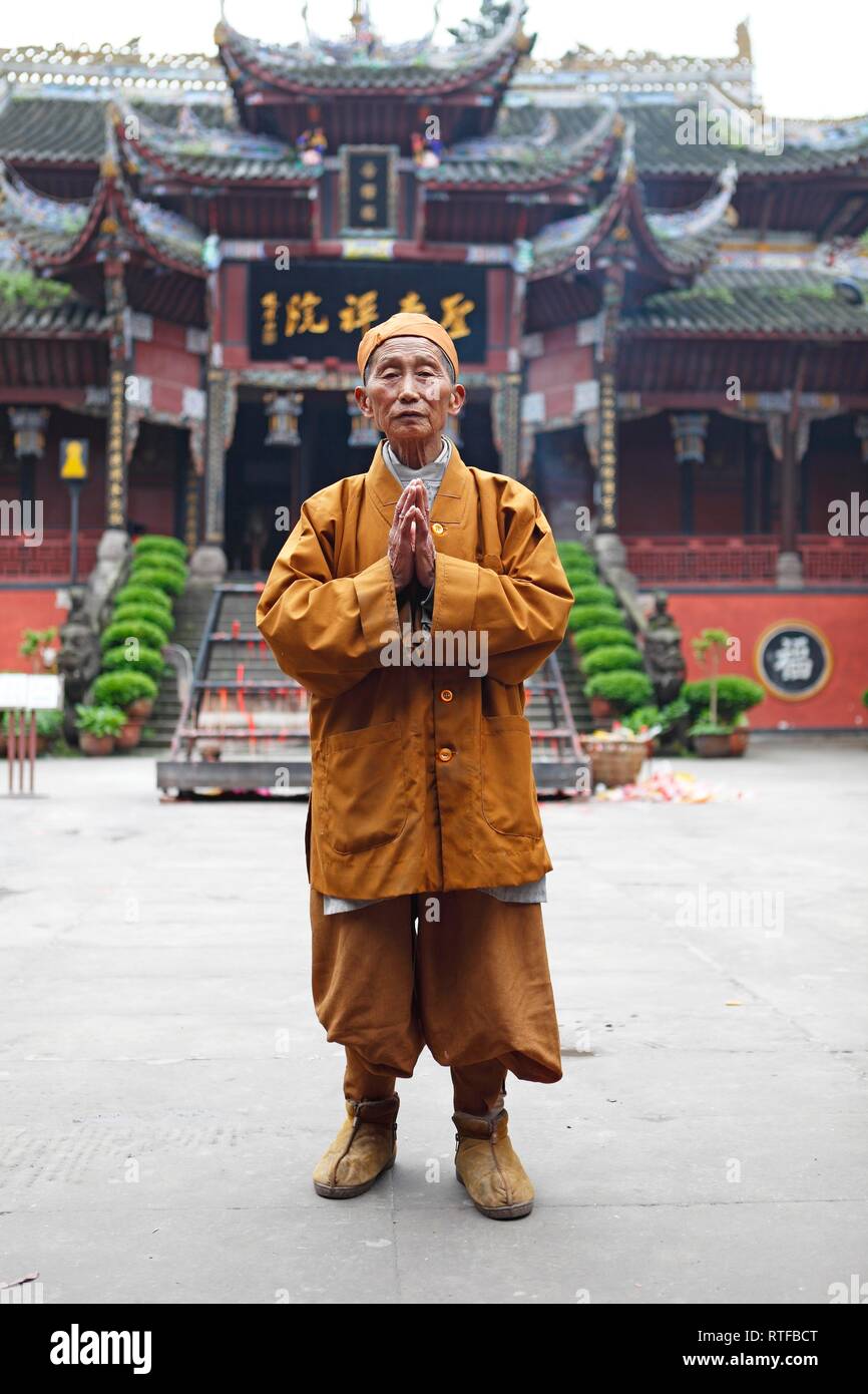 Monaco, 85 anni, di fronte al tempio buddista, Chen Shou Si Monastero, Dazu, Provincia di Chongqing Cina Foto Stock