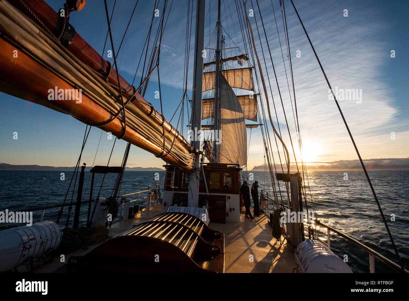Nave a vela Barkentine Antigua vele nella luce della sera in Isfjorden, Spitsbergen, Svalbard, Norvegia Foto Stock