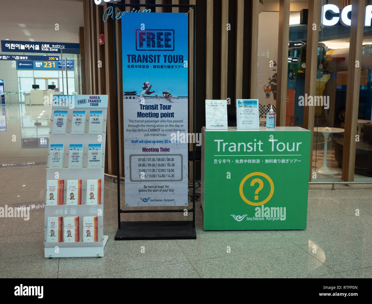 Il transito Banco escursioni, banner e opuscoli per la Corea itinerari di transito in aeroporto Internazionale di Incheon a Seoul, in Corea del Sud. Foto Stock