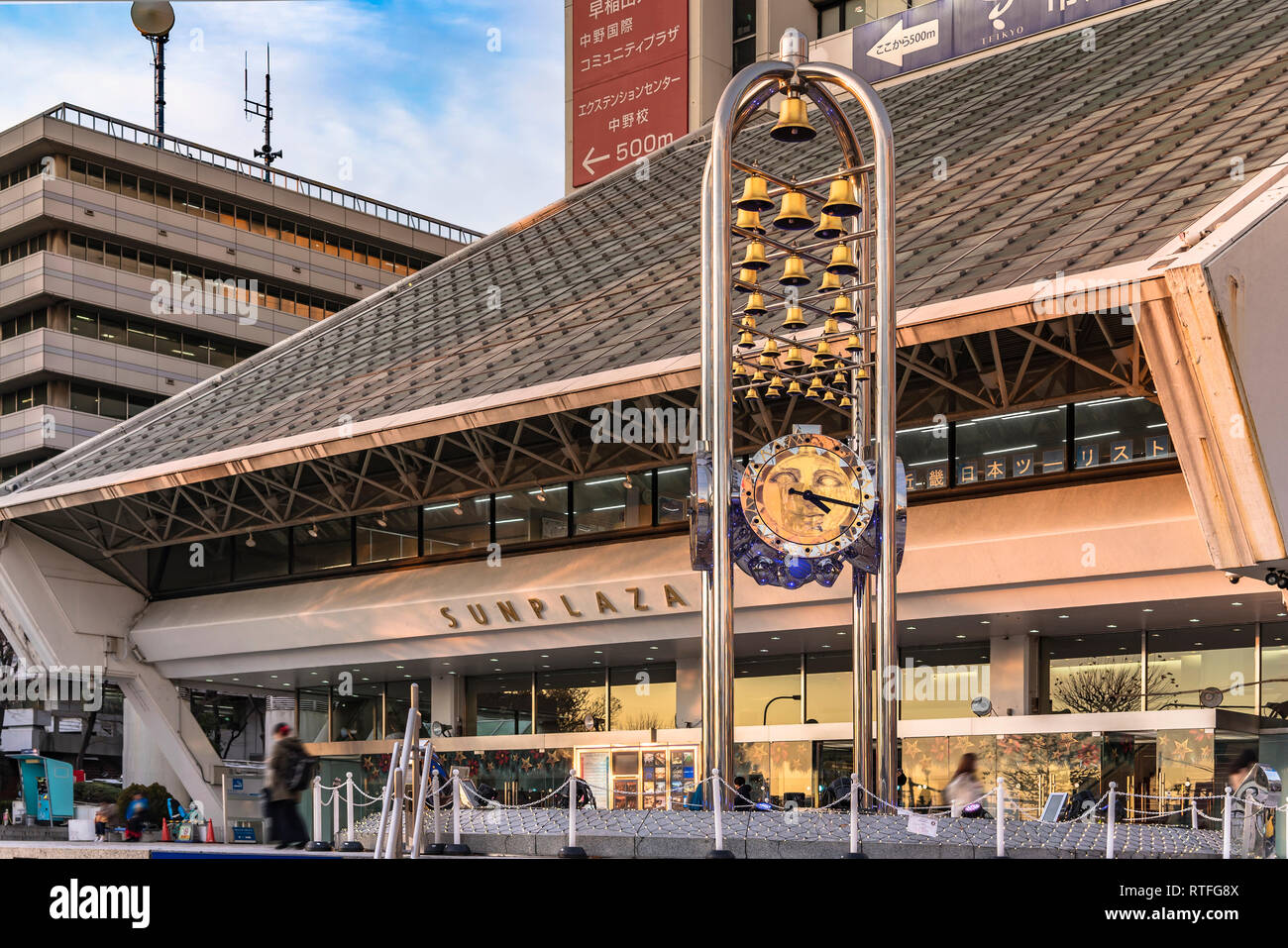 Monumento di clock del Sun plaza edificio all'uscita nord della stazione di Nakano al tramonto. Foto Stock