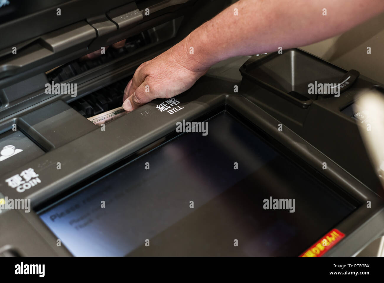 L'uomo prendendo soldi di ATM in Giappone Foto Stock