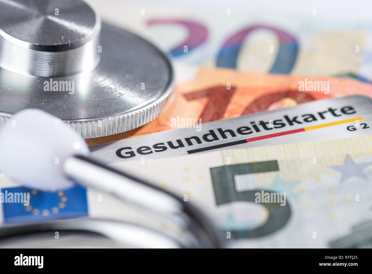 Carta sanitaria in borsa con le banconote in euro e uno stetoscopio Foto Stock